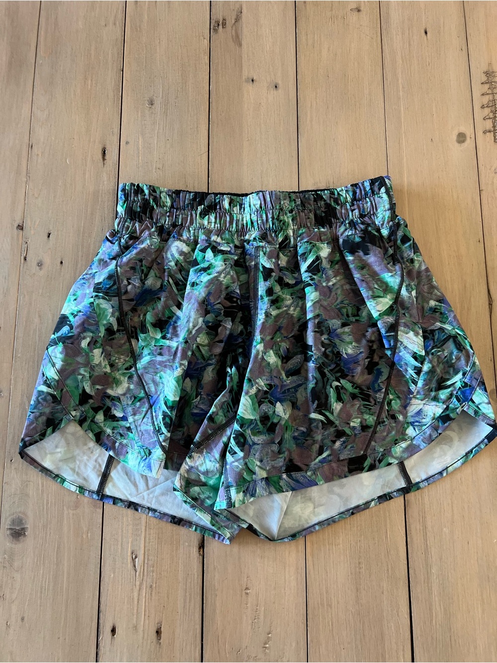 Lululemon Shorts 6 Tall